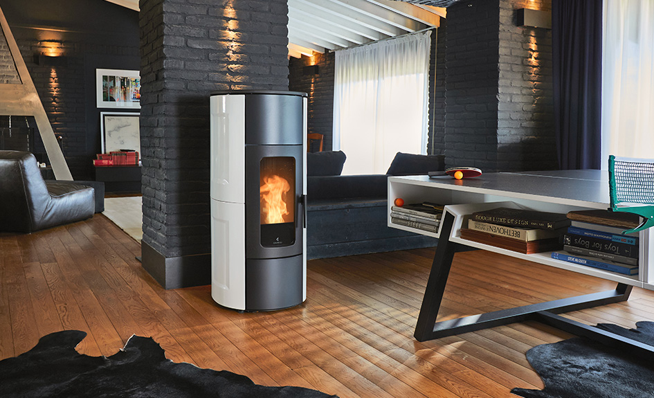 AICO SPA STUFA PELLET FLEXI 11 BIANCA Stufa a pellet canalizzabile e coassiale pensata per gestire separatamente ventilazione e canalizzazione. Dotata di braciere autopulente, motore...