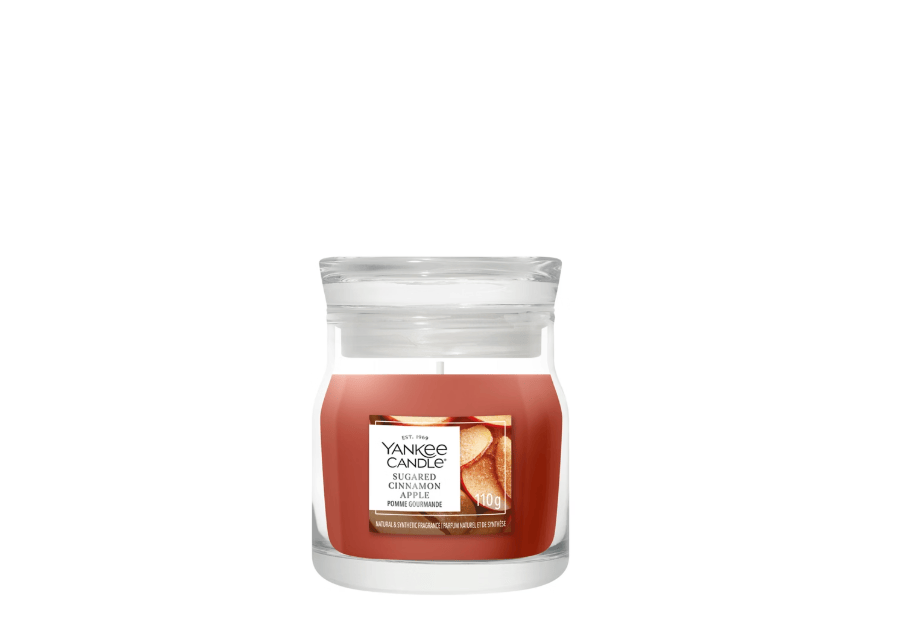 YANKEE CANDLE JAR SUGARED CINNAMON APPLE 110 GR Candela profumata Yankee Candle Sugared Cinnamon Apple in giara piccola Signature (110 g). Fragranza autunnale di mela, cannella e vaniglia;...