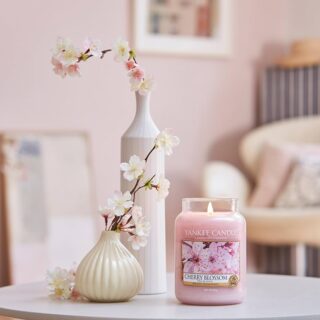 Candela profumata Yankee Candle Enchanting Cherry Blossom in giara medio (368 g) con doppio stoppino, fragranza floreale con note di frutti rossi,...